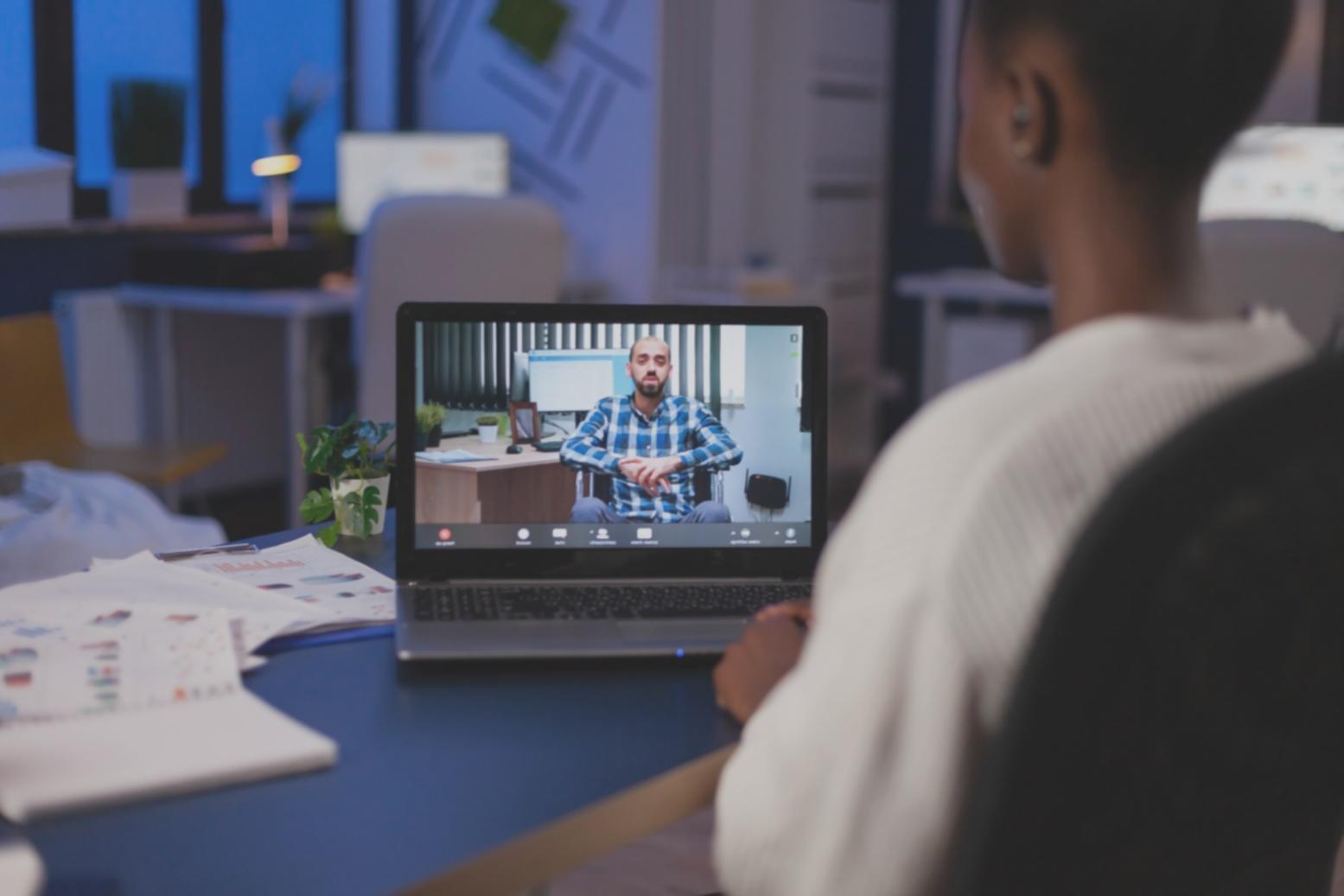 Analisis teknikal dengan berbagai indikator trading