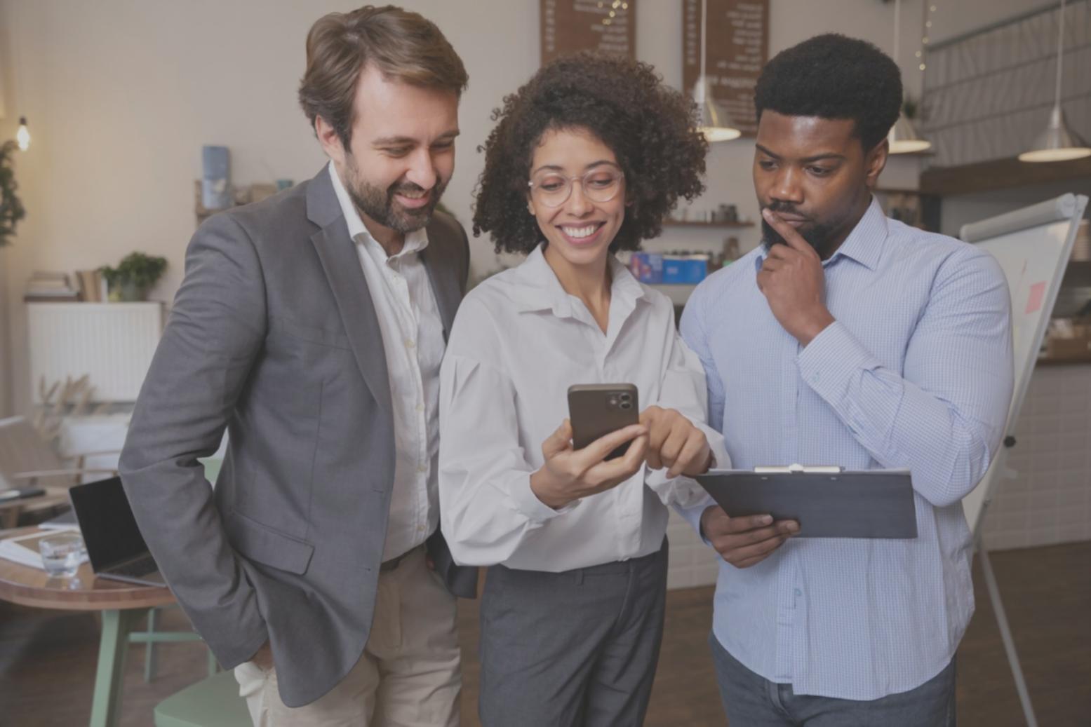 Suasana pembelajaran trading dengan pendekatan praktis