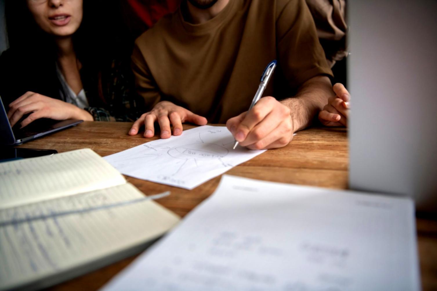 Komunitas trader sedang belajar dan berdiskusi bersama