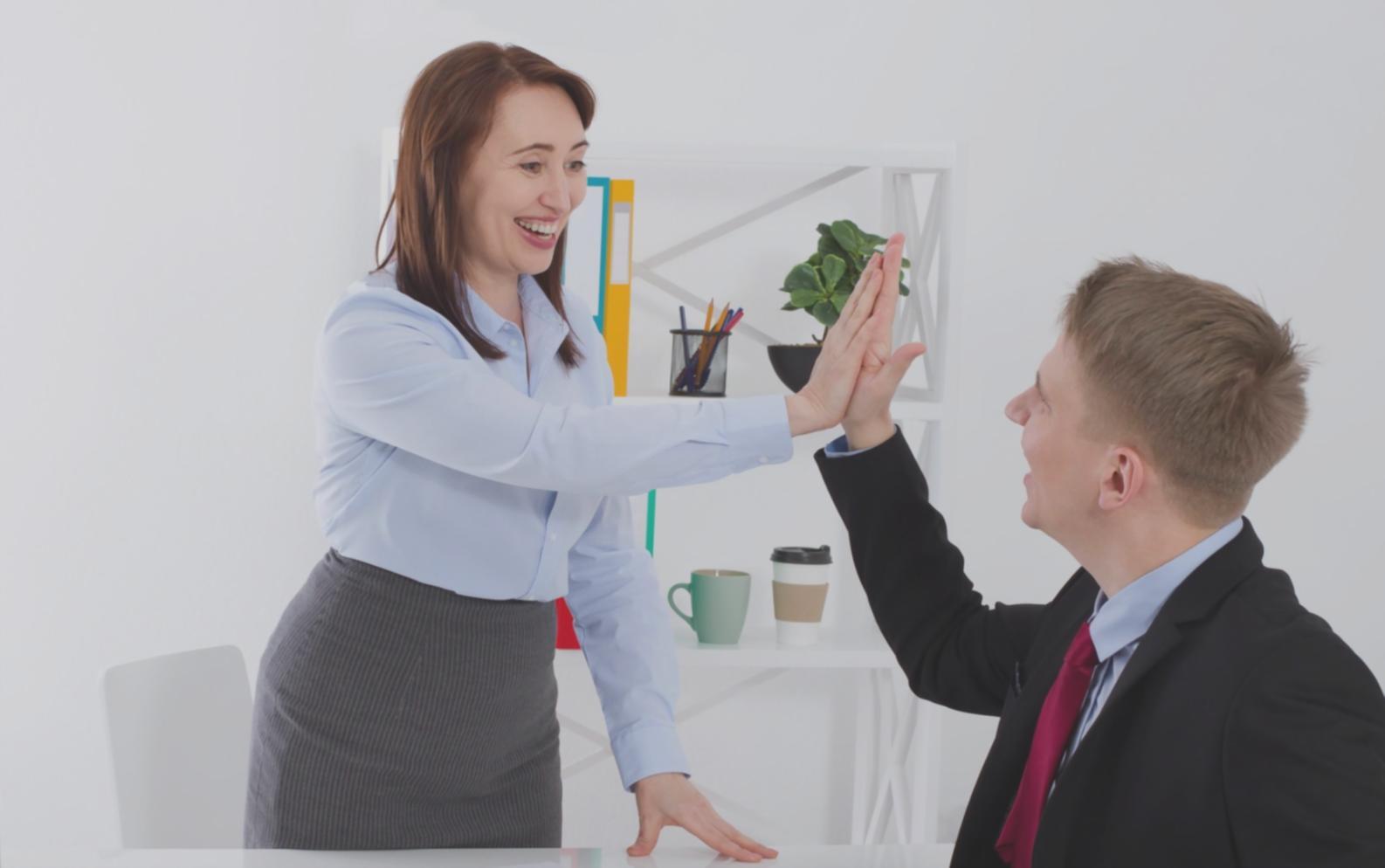 Diskusi strategi trading antara mentor dan peserta dalam sesi pembelajaran kolaboratif