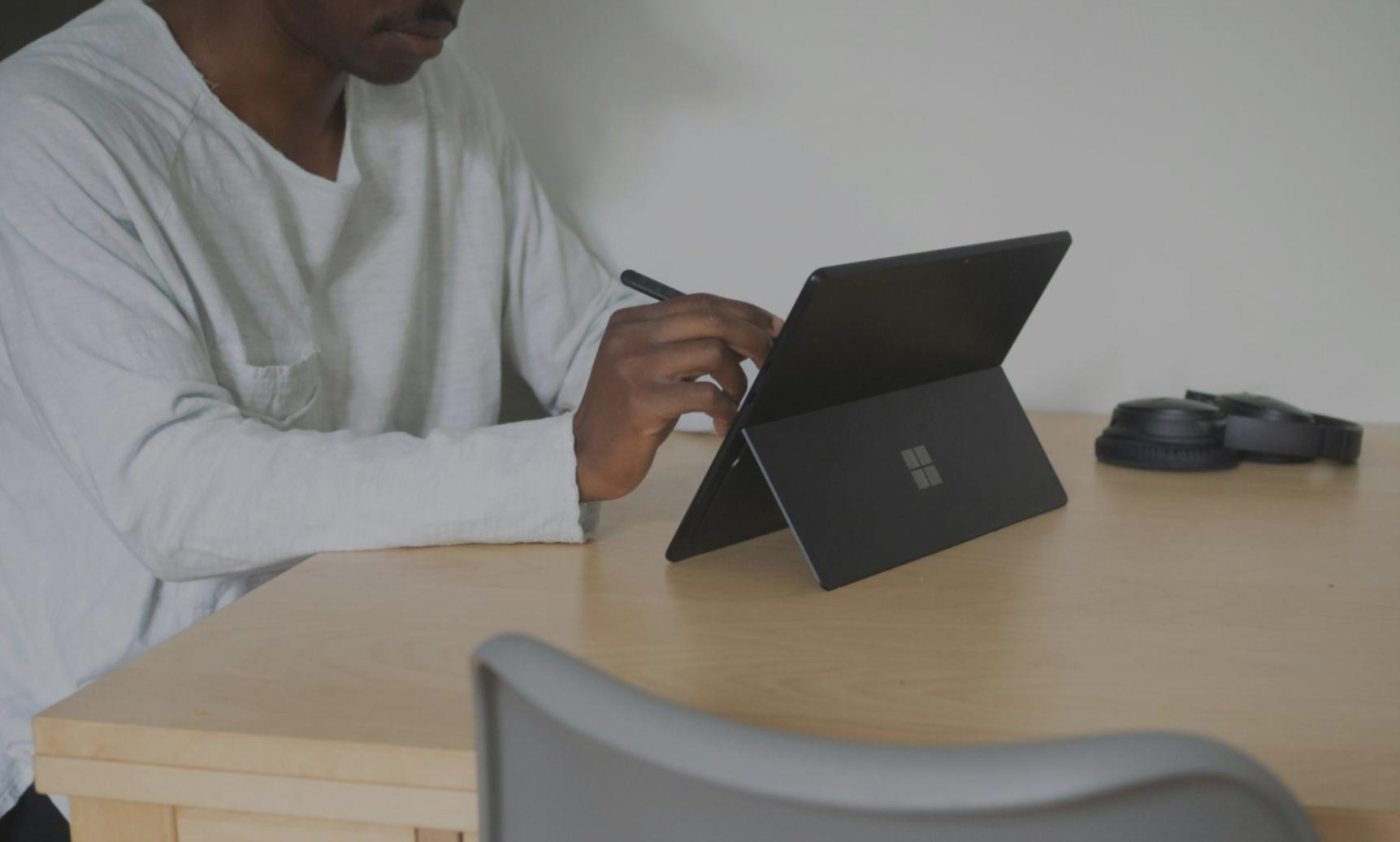 Suasana pembelajaran trading dengan grafik dan analisis pasar