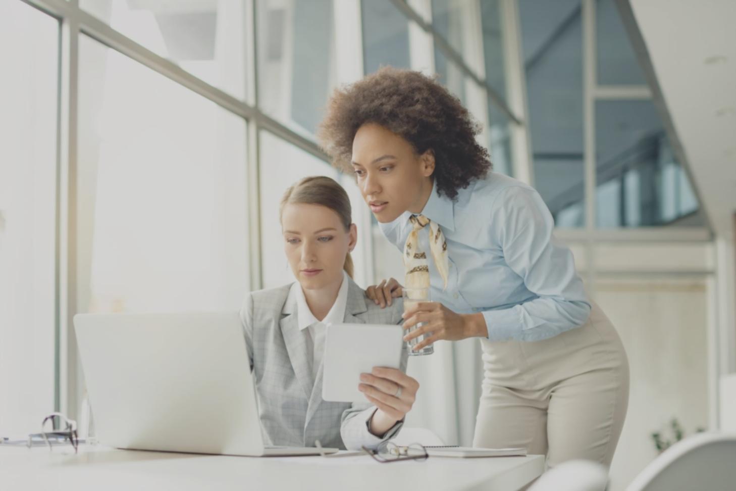 Trader sedang menganalisis grafik saham dan membuat strategi trading